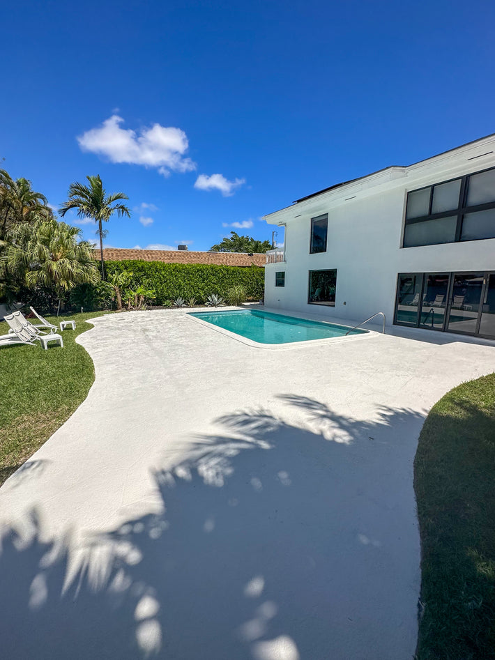 Plain concrete deck installed for a clean and functional outdoor space in Miami
